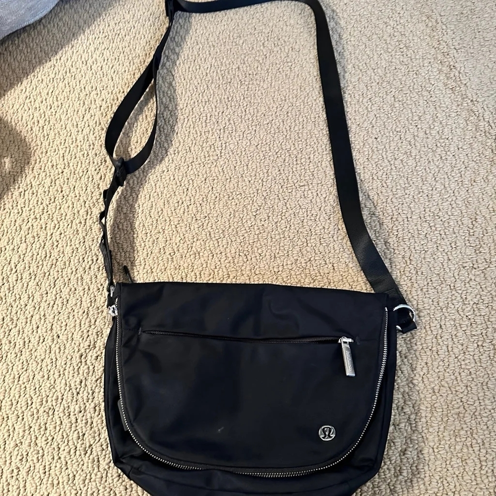 Lululemon black all night festival crossbody bagSilver